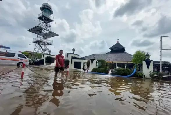 Read more about the article Permukiman di Kudus Terendam Banjir, Kawasan Masjid dan Makam Sunan Kudus Ikut Terdampak